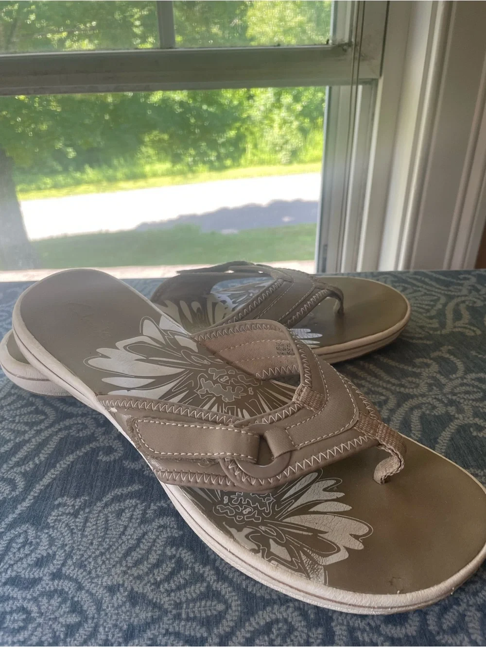 Clarks comfortable thong